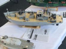 Na palubě je živo.