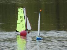 Souboj plachetnic Footy u bójky.