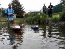 Někteří šli po břehu, jiní korytem.