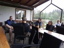 Zastřešená venkovní část kiosku sloužila k posezení.