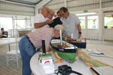 Před samotným hodnocením stavby parníků F-DS se rozhodčí podívali na oba parníky současně.