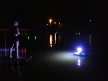 Maďarská pořadatelka Marta Vezér použila při nočních jízdách pořádné reflektory.