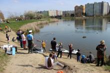 Slunné počasí přilákalo hodně lidí.