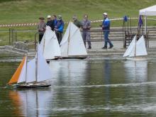 Plachetnici NSS-B Mistral (úplně vlevo) přivezl po generální opravě její nový majitel Pavel Mrázek.