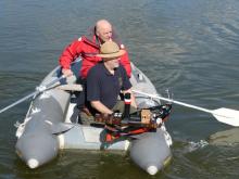 Svážecí člun musí být na startovišti parníků trvale přítomen. Zde odmítla poslušnost Bambinotova P8 Stephanie.