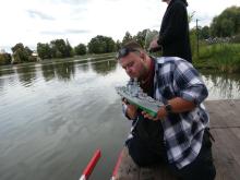 Úřadující vedoucí sekce NS Tomáš Jakeš kontroluje po jízdě model Nastojčivyj (F4C Senior).