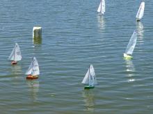 Plachetnice Footy: v popředí 3 plachetnice jabloneckých juniorů