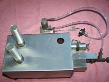 Plášť kotle s hořákem a jiskrovým zapalovačem