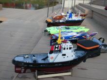 Terasovitý břeh hravě nahradí stoly.