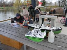 Ota Křen a Jarda Jungman nejprve posvačili, než jsem začal chystat své dva modely k jízdě.